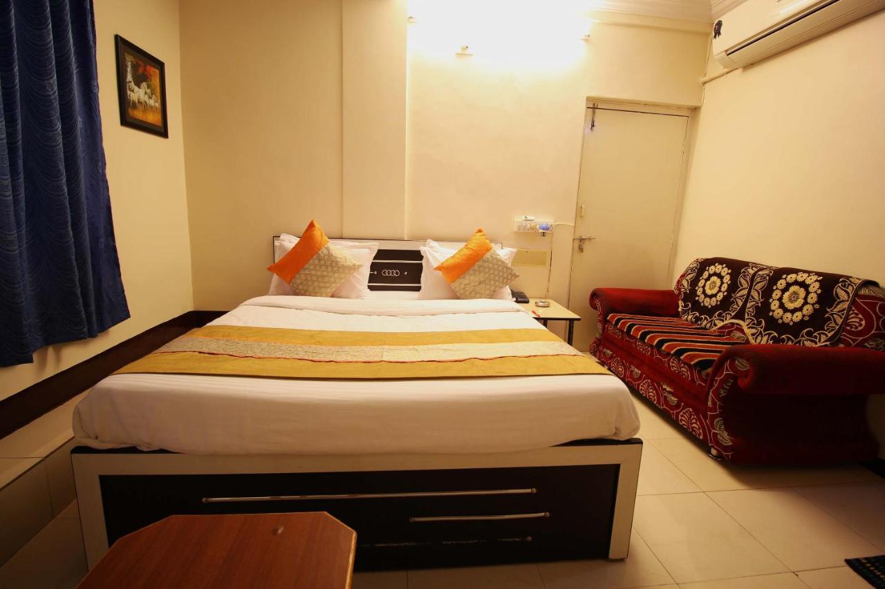 Oyo Hotel Blue Diamond Ahmedabad Ngoại thất bức ảnh