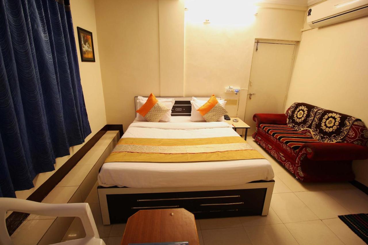 Oyo Hotel Blue Diamond Ahmedabad Ngoại thất bức ảnh