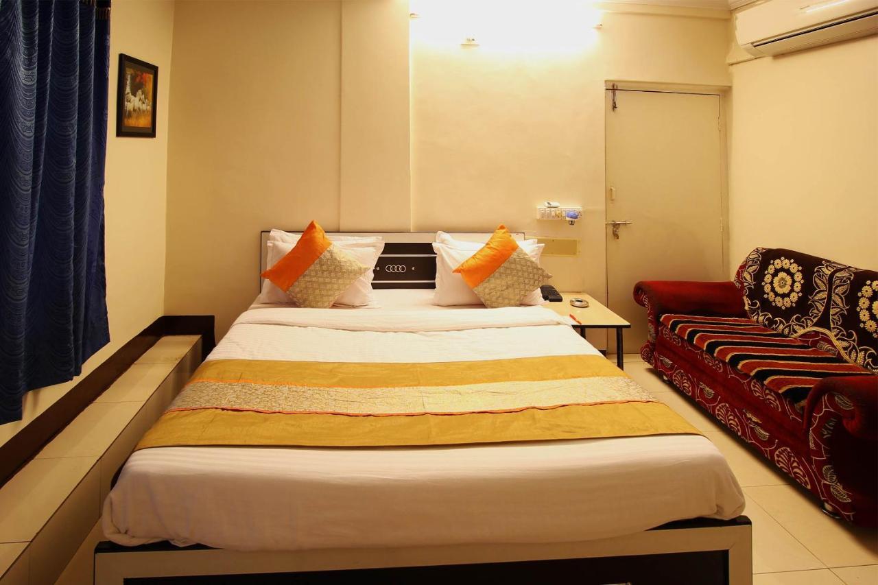 Oyo Hotel Blue Diamond Ahmedabad Ngoại thất bức ảnh
